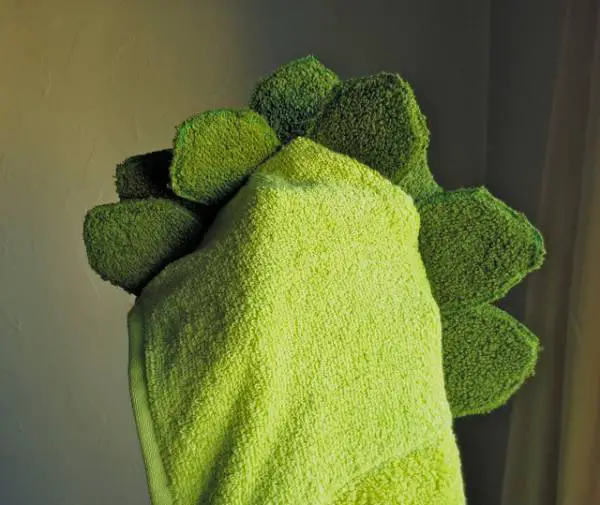 Capuche stégosaure pour une serviette de bain
