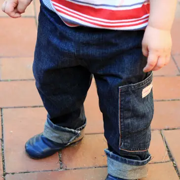 DIY : transformez un jean d’adulte en jean pour petit enfant