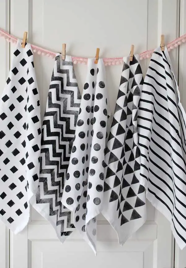torchons-blancs-motifs-peints 10 chouettes idées pour personnaliser les vêtements