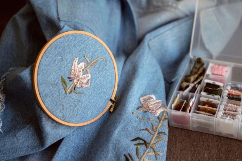 Transférer un motif de broderie sur du tissu: 5 méthodes