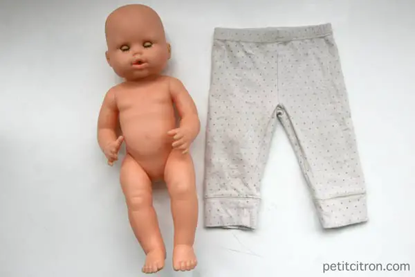 Retailler un pantalon de bébé pour un poupon - étape n°1