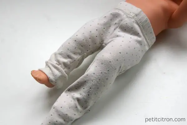 Retailler un pantalon de bébé pour un poupon - étape n°6