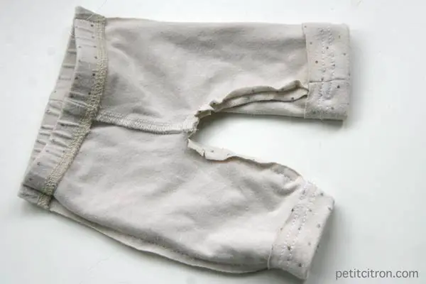 Retailler un pantalon de bébé pour un poupon - étape n°9