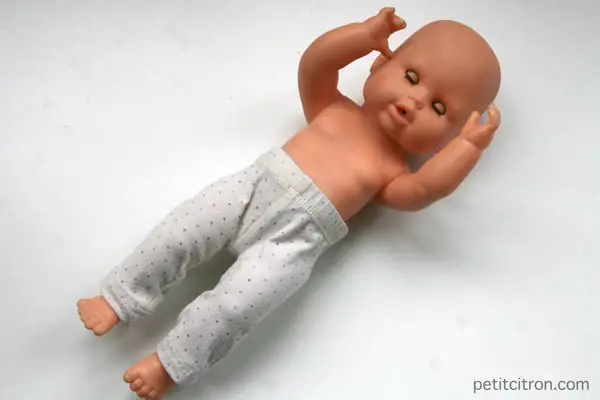 Retailler un pantalon de bébé pour un poupon