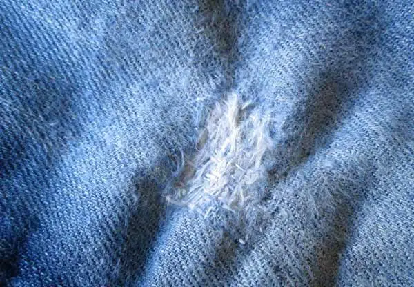 Réparer un trou dans un jeans de façon discrète - étape n°3