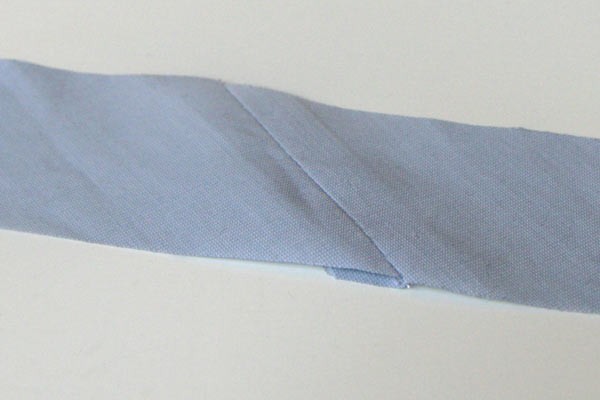 Fabriquer du biais en assemblant des bandes de tissu