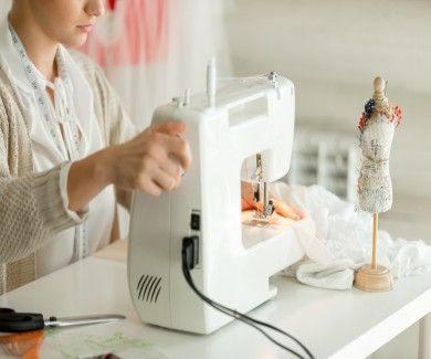 woman-sewing-machine