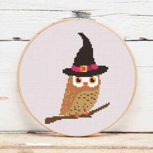 présentation toile point de croix Chouette d'Halloween avec chapeau