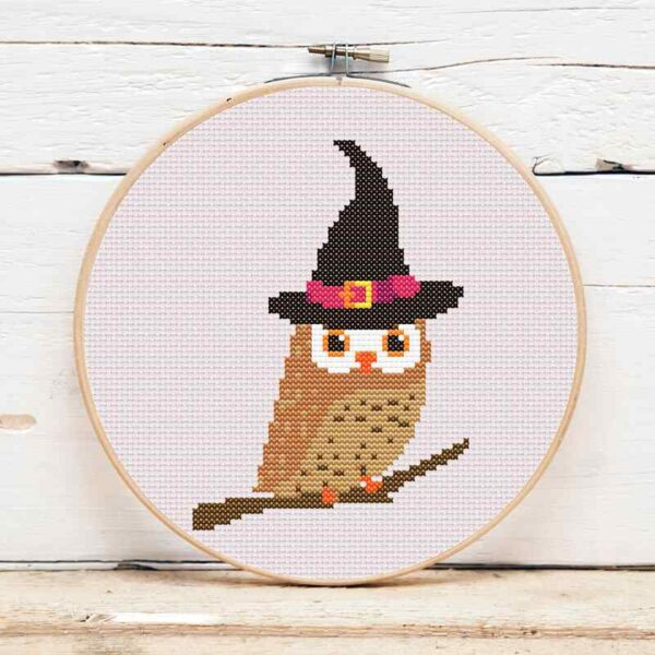 présentation toile point de croix Chouette d'Halloween avec chapeau