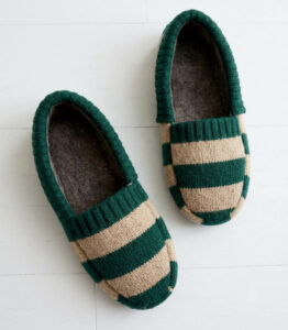 Des chaussons à coudre dans un pull