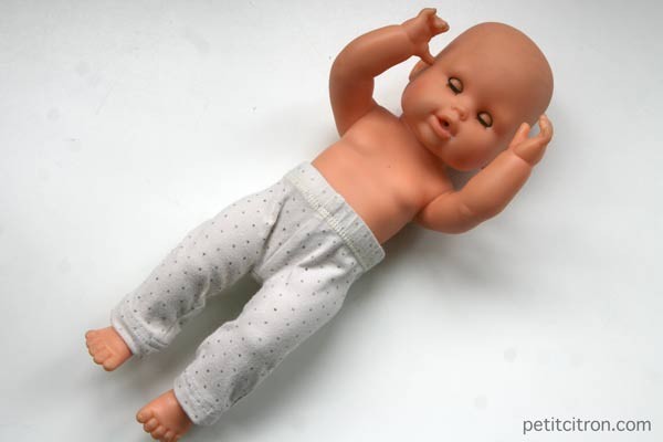 DIY facile : Retailler un pantalon de bébé pour un poupon