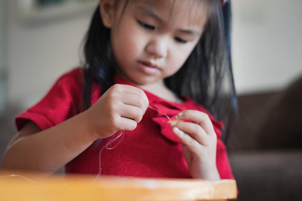 apprendre la couture aux enfants