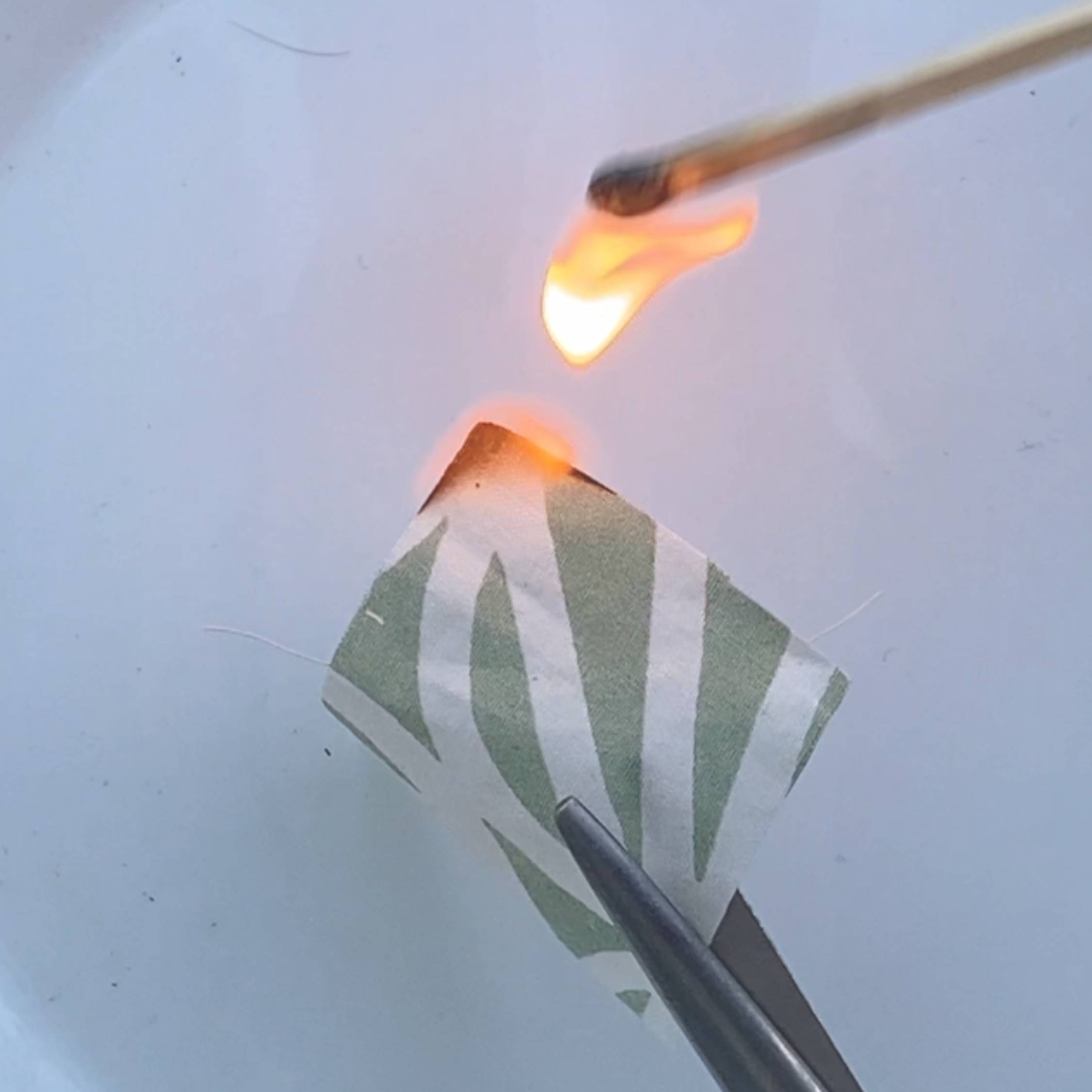 Le test de combustion pour identifier les fibres d’un tissu
