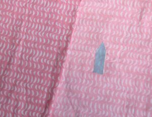 Utilisez du ruban de masquage pour repérer le sens d&rsquo;un tissu