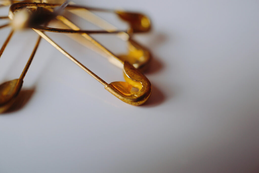 A quoi sert vraiment le trou d’une épingle à nourrice