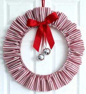 Couronne de noël volantée en tissu : un air de fête fait main