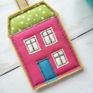 DIY Petite maison en feutrine à accrocher