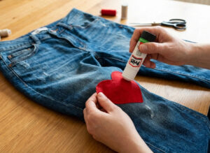 7 façons d&rsquo;utiliser de la colle en bâton quand on coud