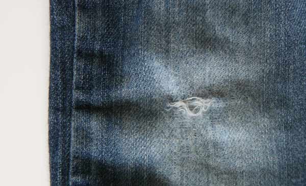 tour-genou-jeans image Réparer un trou dans un jeans de façon discrète