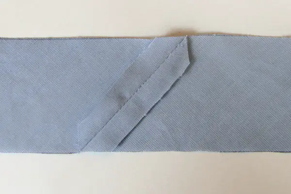 Fabriquer du biais en assemblant des bandes de tissu - étape n°9