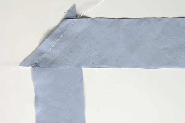 Fabriquer du biais en assemblant des bandes de tissu - étape n°7
