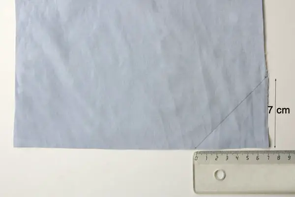 Fabriquer du biais en assemblant des bandes de tissu - étape n°1